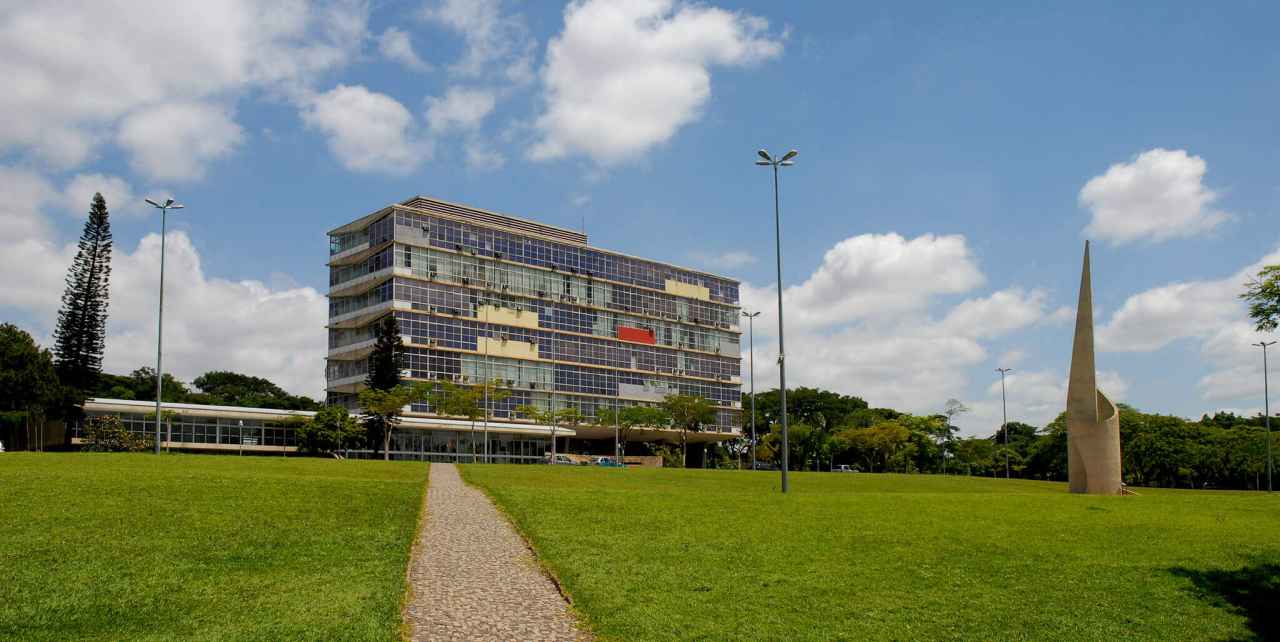 Fachada do campus Arinos do IFNMG, prédio em área verde, vista frontal em dia claro