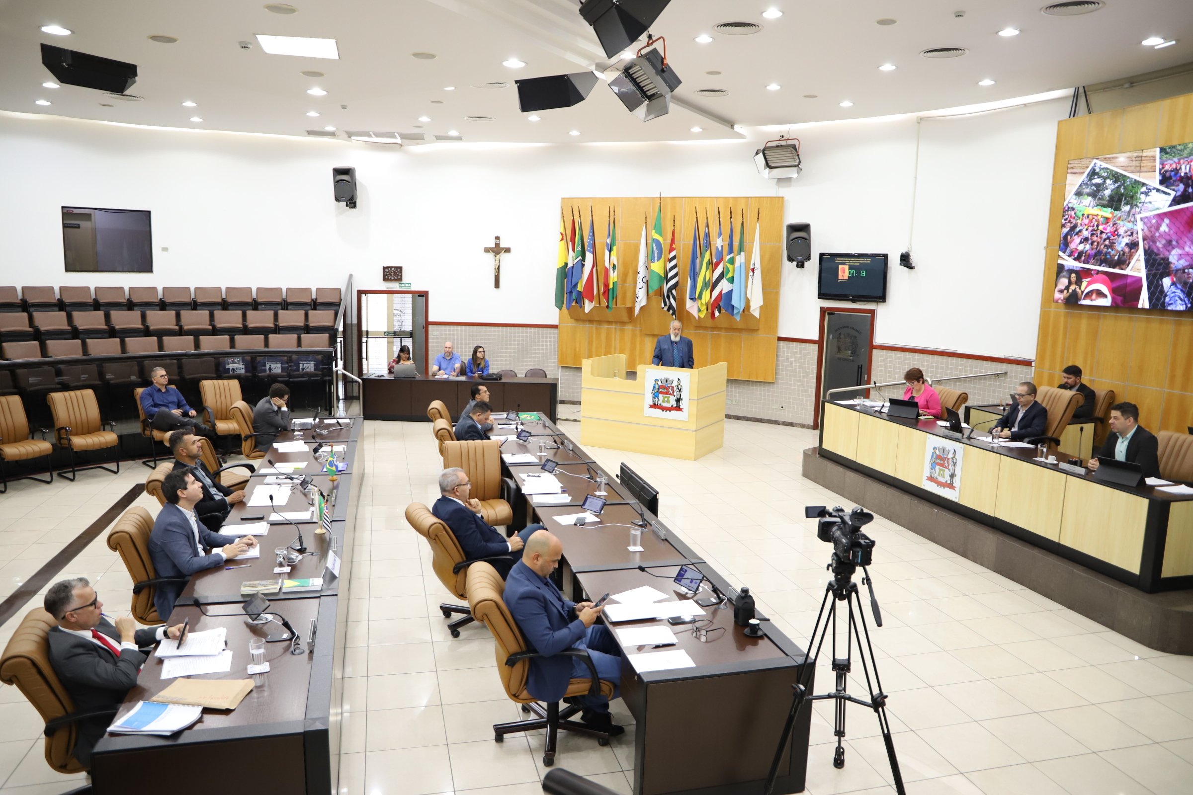 Ambiente institucional de órgão público, com plenário e atendimento ao público