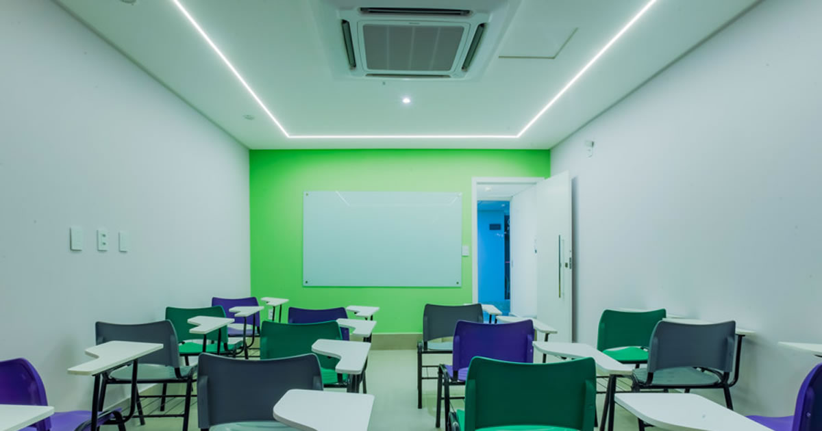 Sala de aula de Matemática: ambiente acadêmico moderno, ideal para avaliação didática