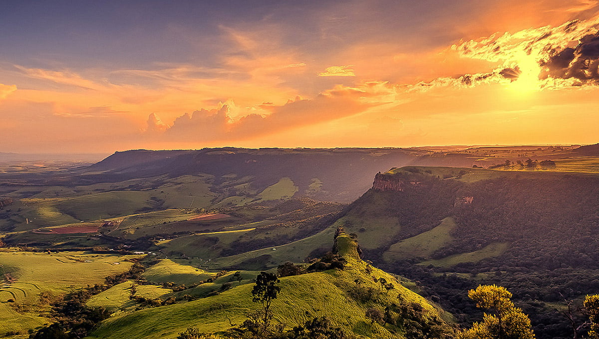 Serra do Itaqueri ao pôr do sol, com estrada e morros
