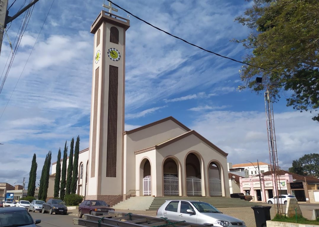 Igreja e praça central no Sudoeste de Minas (imagem ilustrativa)