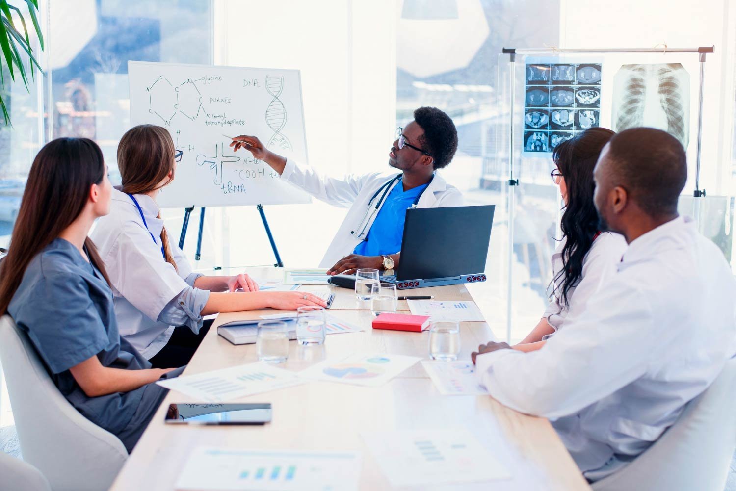 Profissionais de saúde e equipe administrativa em reunião de trabalho