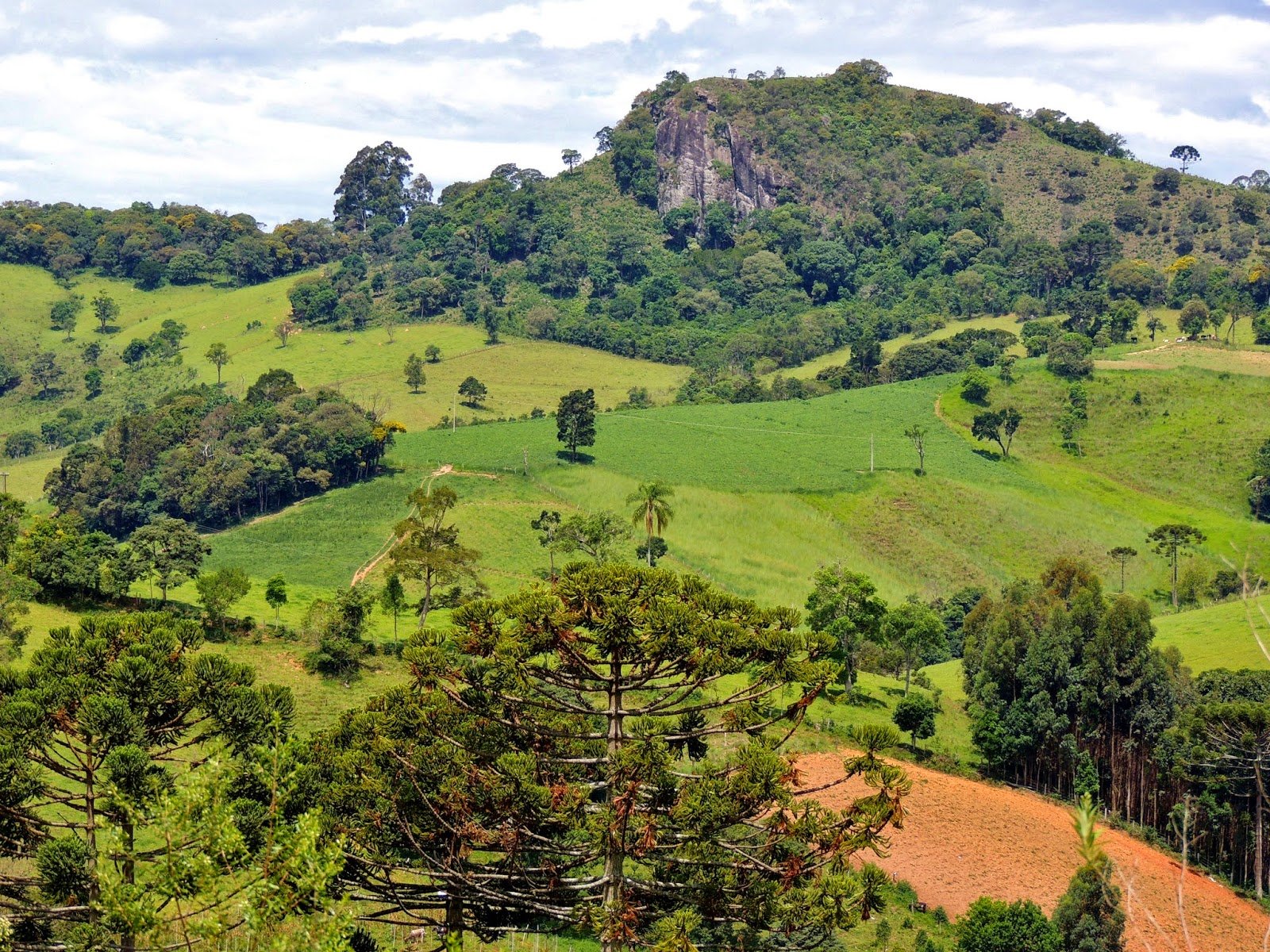 Paisagem de montanhas no Sul de Minas, referência à região de Monte Sião MG