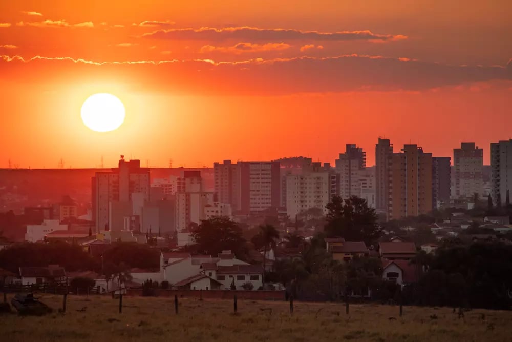 Pôr do sol e skyline de São Carlos, SP