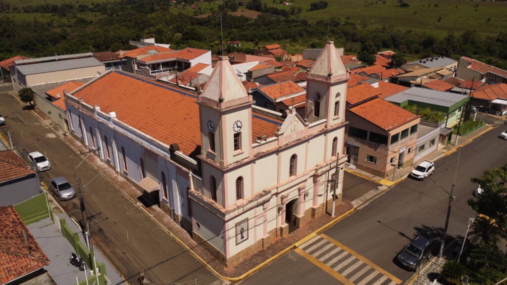 Vista aérea de Porangaba SP ao entardecer, com igreja e casario de telhados cerâmicos