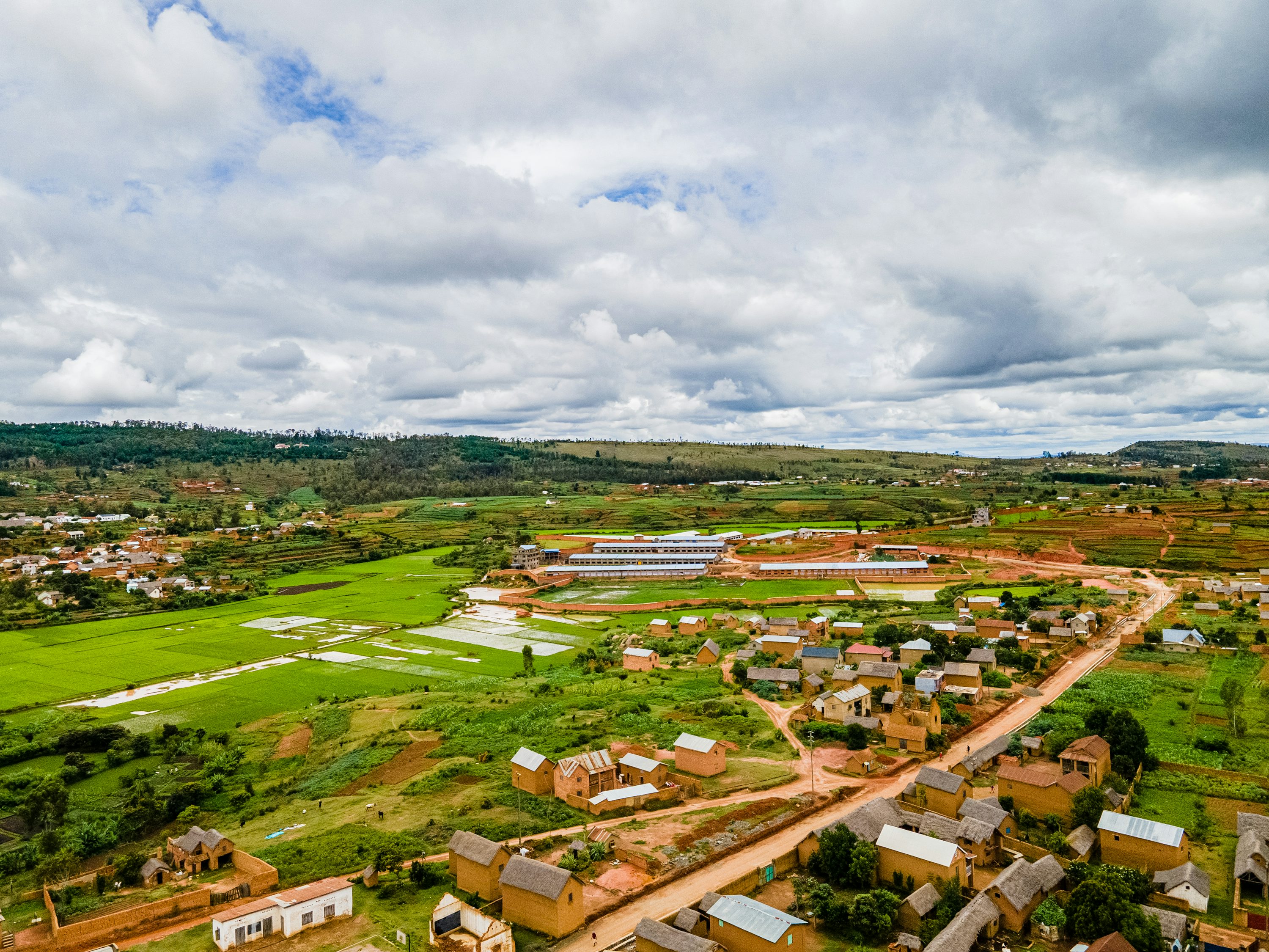 Vista aérea de cidade do interior gaúcho com núcleo urbano ao centro e áreas verdes ao redor