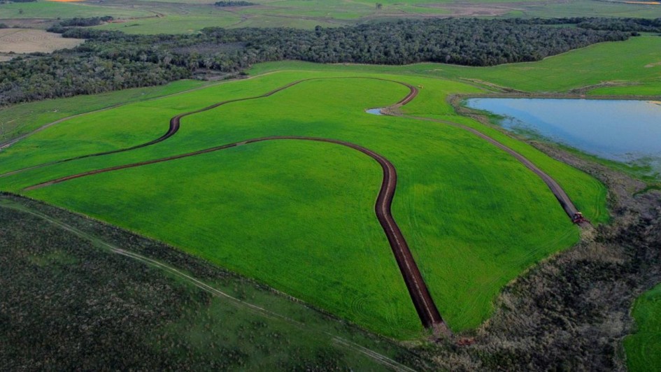 Paisagem rural no Centro-Sul do RS, com plantações e morros