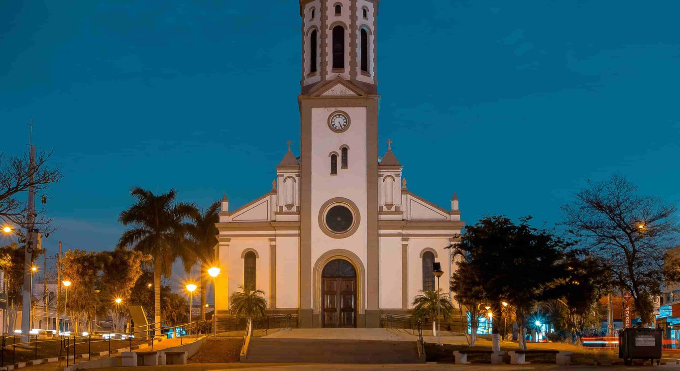 Praça e patrimônio arquitetônico em Araçoiaba da Serra SP