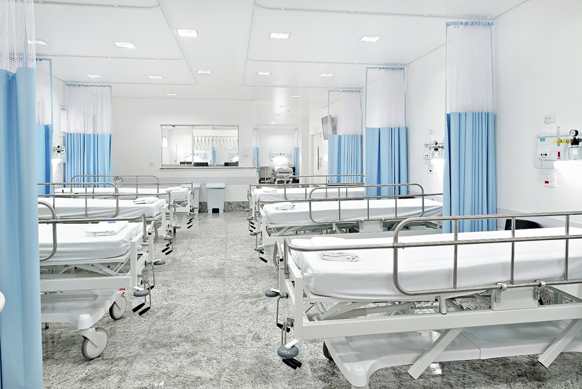 Imagem ilustrativa de ambiente hospitalar com leitos