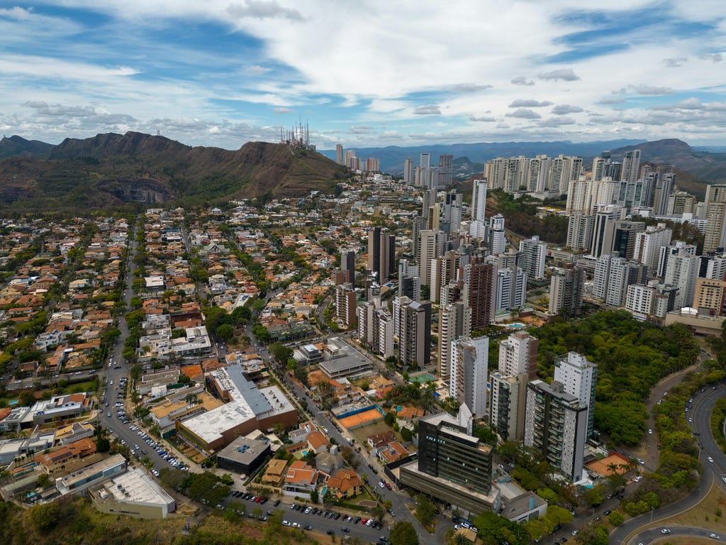 Panorâmica de Belo Horizonte com a Serra do Curral ao fundo