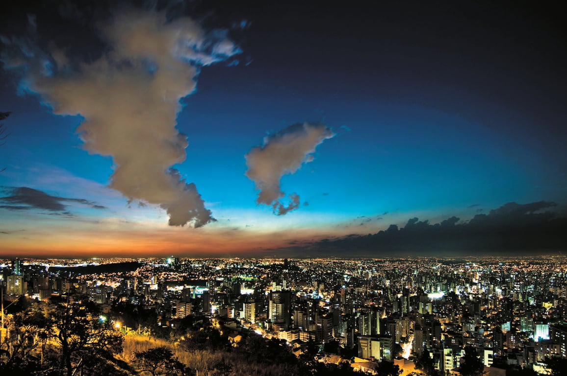 Horizonte urbano de Belo Horizonte ao entardecer