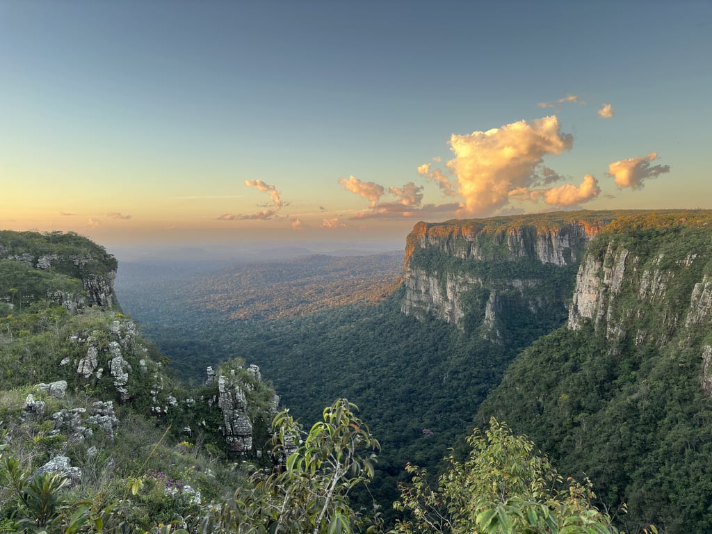 Paisagem de Rondônia próxima à Serra dos Pacaás Novos, com platôs florestais e rios ao pôr do sol