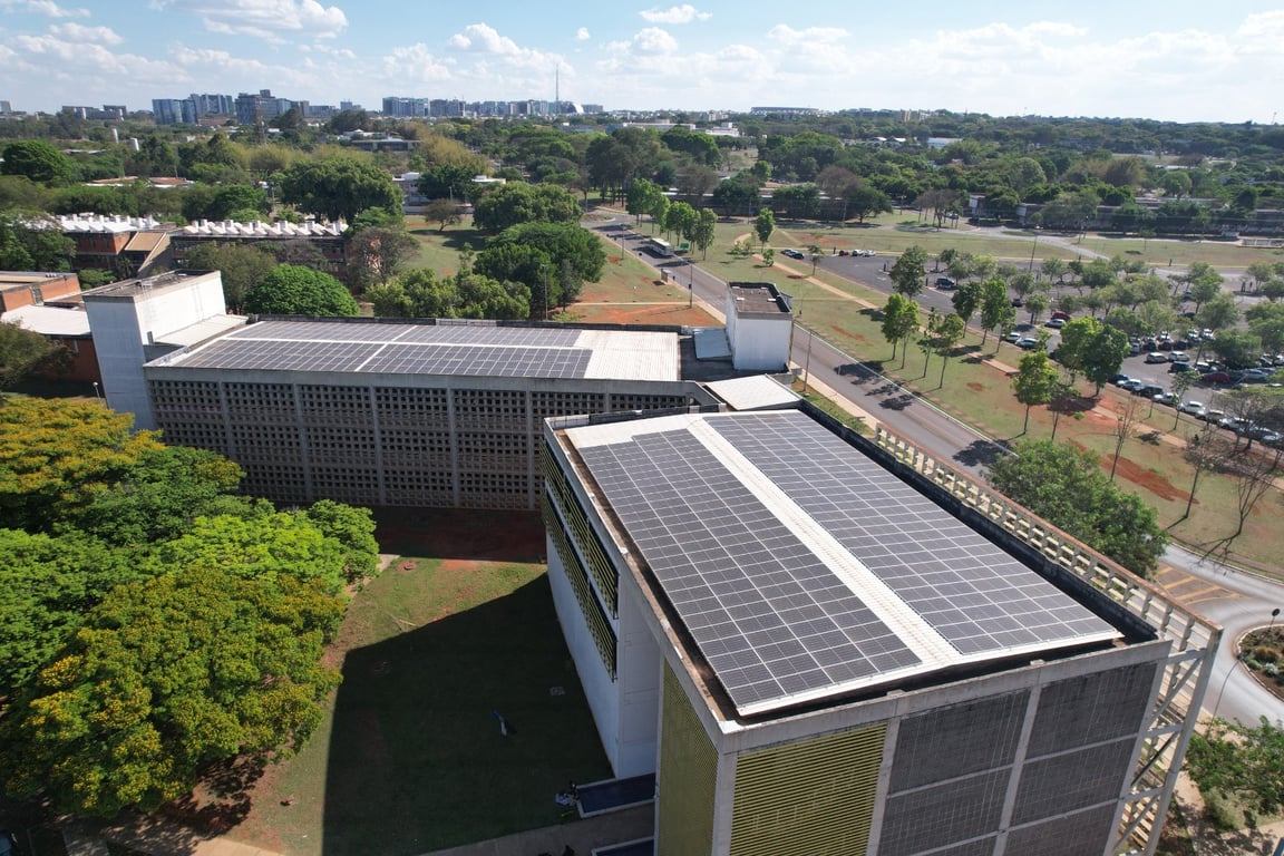 Imagem ilustrativa de um campus universitário moderno, com prédios e áreas verdes, em tomada ampla horizontal.