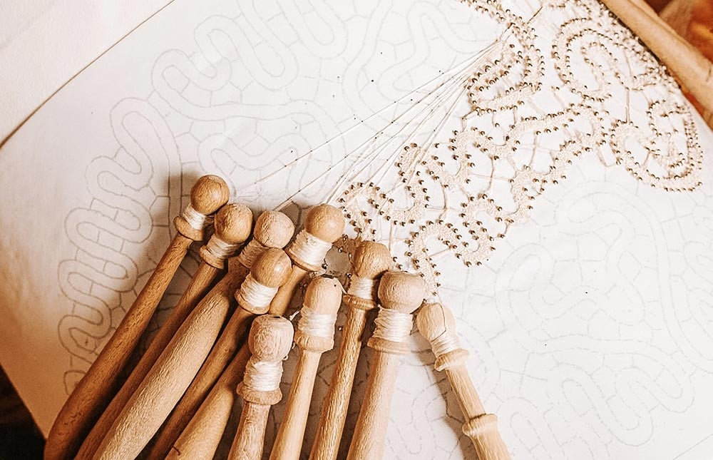 Mãos de artesã trabalhando com fibras naturais