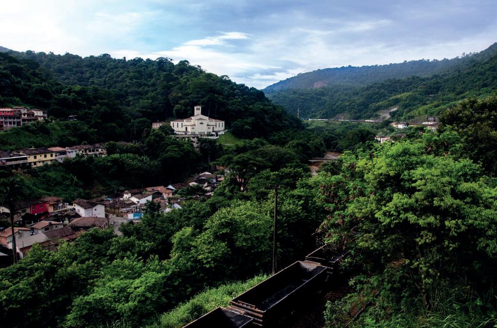 Vista urbana de João Monlevade MG, com morros ao fundo