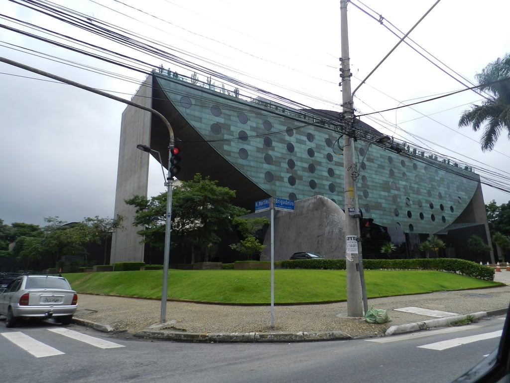 Fachada de uma escola técnica estadual paulista, com linhas contemporâneas e paisagismo