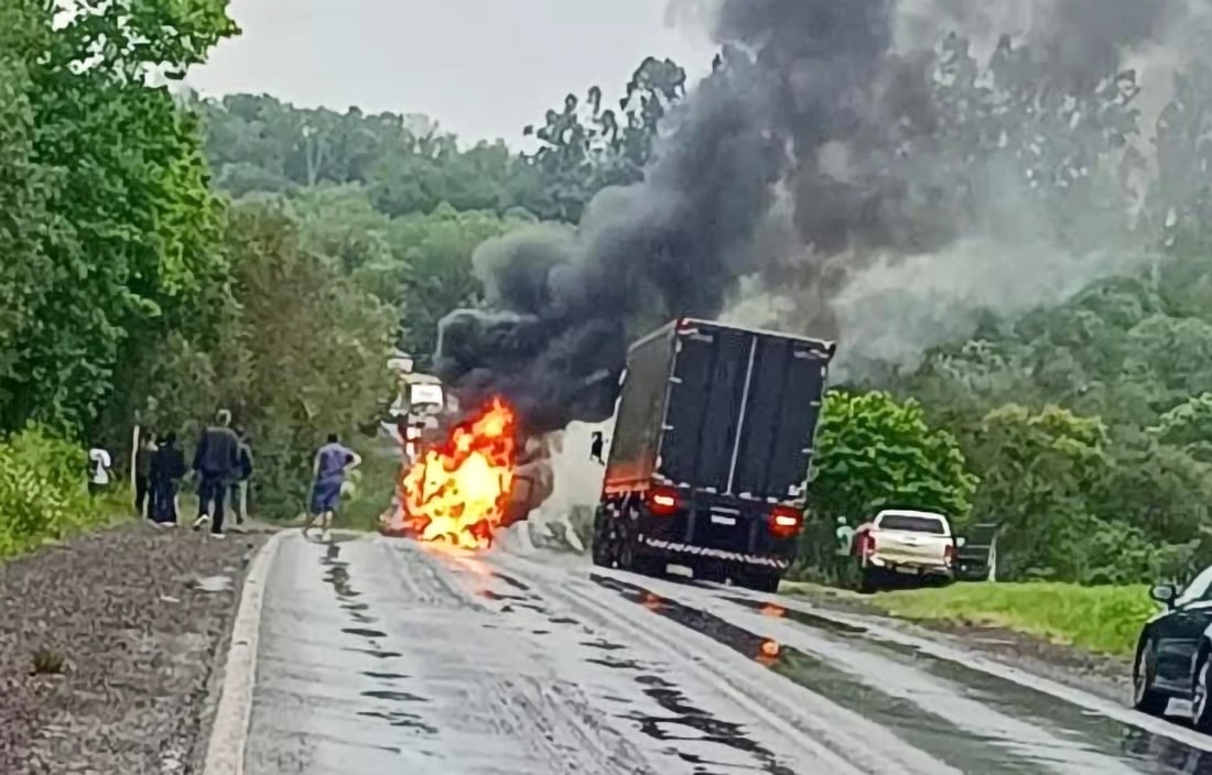 Campus do IFFar Panambi com área verde e circulação de estudantes
