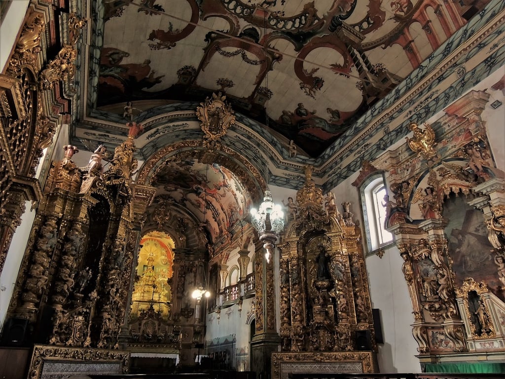 Centro histórico de Santa Bárbara (MG), com casario colonial e igreja ao fundo