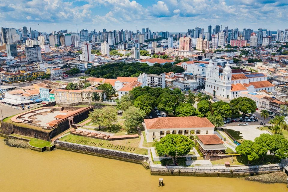 Vista aérea de Belém do Pará, com o Mercado Ver-o-Peso e a Baía do Guajará ao entardecer