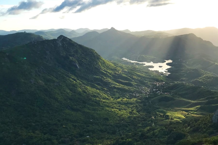 Panorâmica da Serra da Meruoca, com vegetação serrana e vales ao fundo, sob luz dourada do fim de tarde