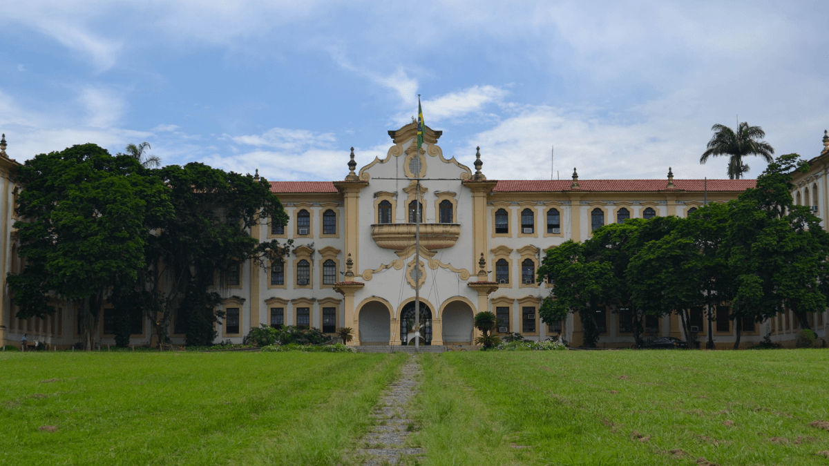 Campus da UFRRJ em Seropédica, com área verde e pórtico de entrada