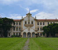Campus da UFRRJ em Seropédica, com área verde e pórtico de entrada