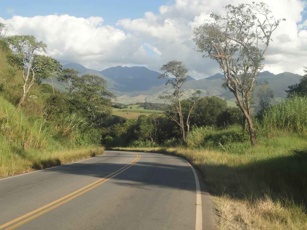Estrada sinuosa em área de serra no interior de Minas Gerais