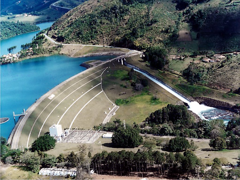 Vista aérea da represa em Caconde SP, com serras ao fundo