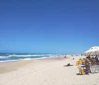Falésias e praia de Morro Branco, em Beberibe CE, em dia ensolarado. Seleção para agentes comunitários de saúde em Beberibe CE oferece 7 vagas e salário de R$ 3.242.