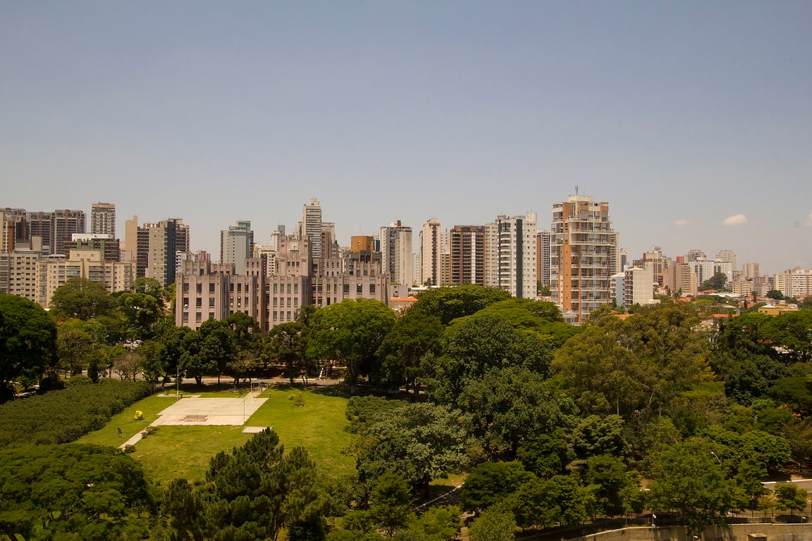 Vista do campus da USP com prédios e áreas verdes