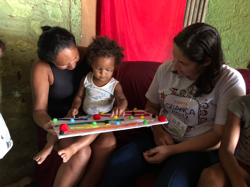 Visitadores do PIM em atividade com famílias