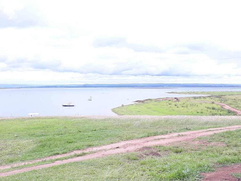 Lago das Brisas ao entardecer em Buriti Alegre GO