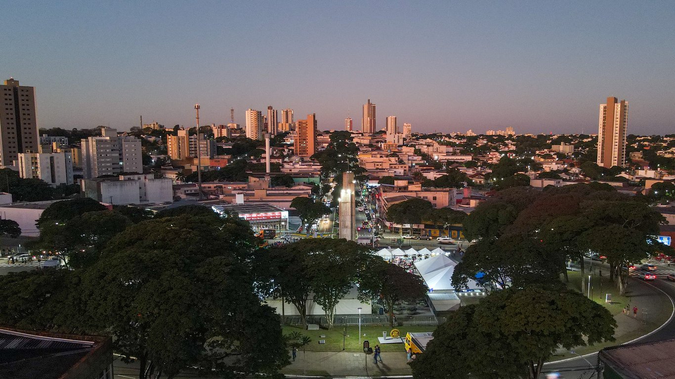 Paisagem urbana de Umuarama PR ao entardecer