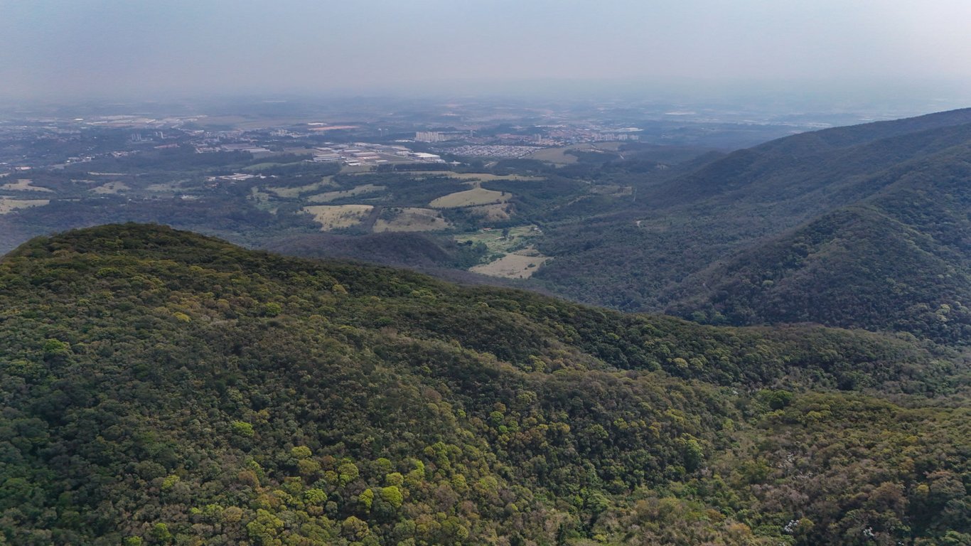 Vista aérea de Jundiaí com a Serra do Japi ao fundo