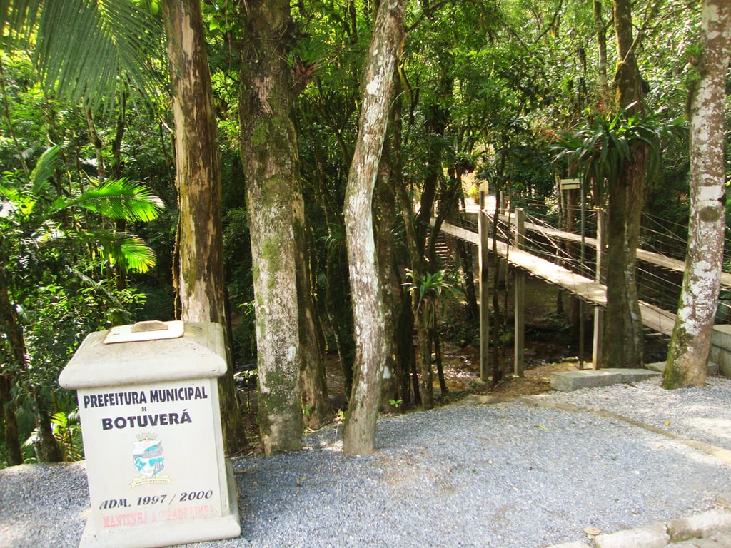 Área verde com ponte de madeira e morros ao fundo em Botuverá, SC