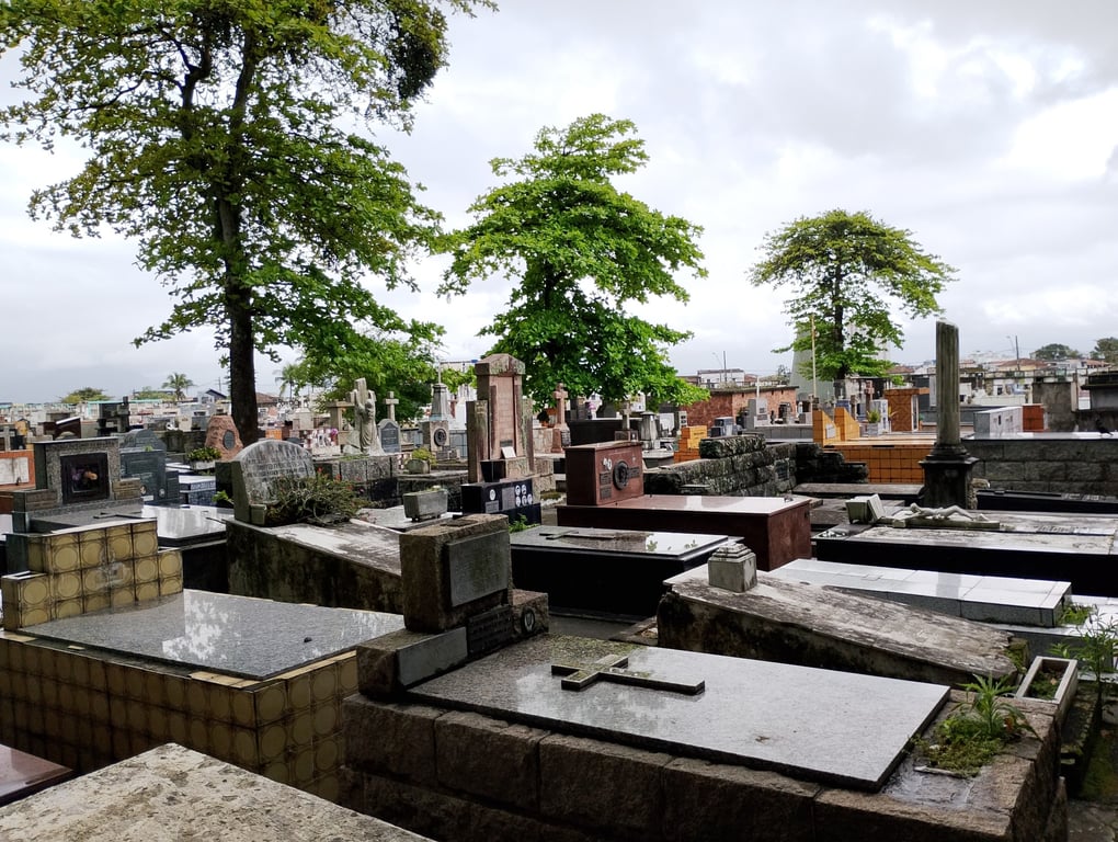 Cemitério municipal no interior do Brasil