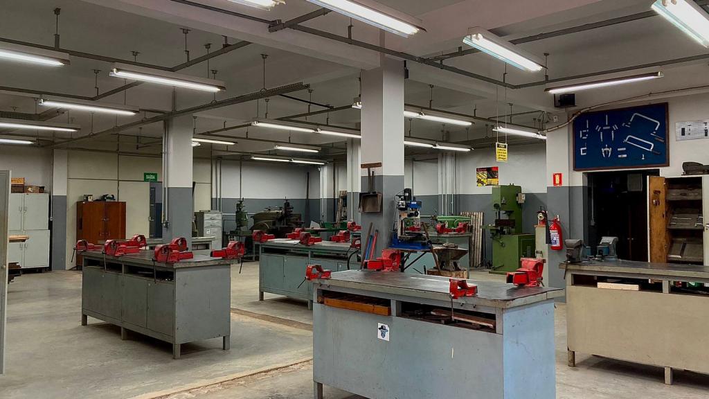 Laboratório de engenharia com máquinas-ferramenta