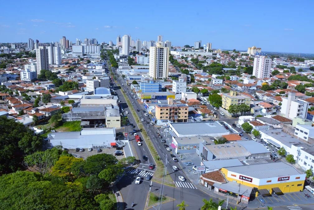 Vista aérea de Presidente Prudente, com bairros e prédios ao fundo