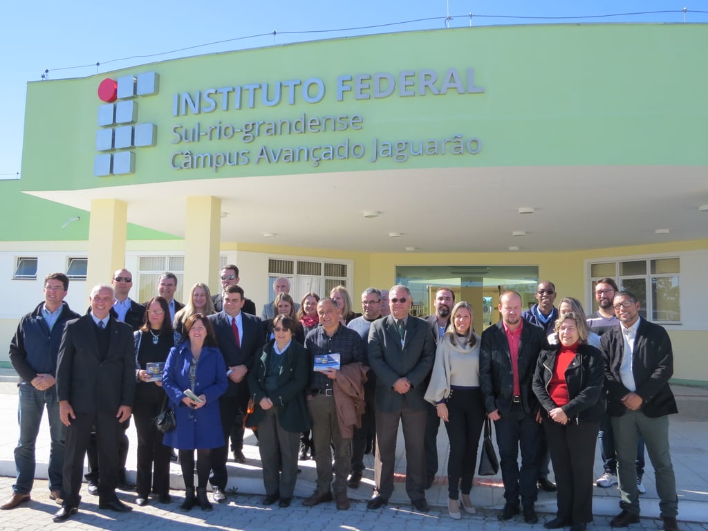 Fachada do Instituto Federal, com estudantes na entrada