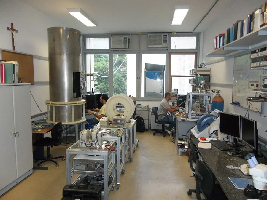 Laboratório de Eletrônica — equipamentos e prática