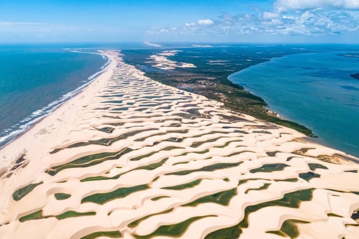 Vista aérea do Delta do Parnaíba, com manguezais e dunas, ao pôr do sol, no litoral do Piauí