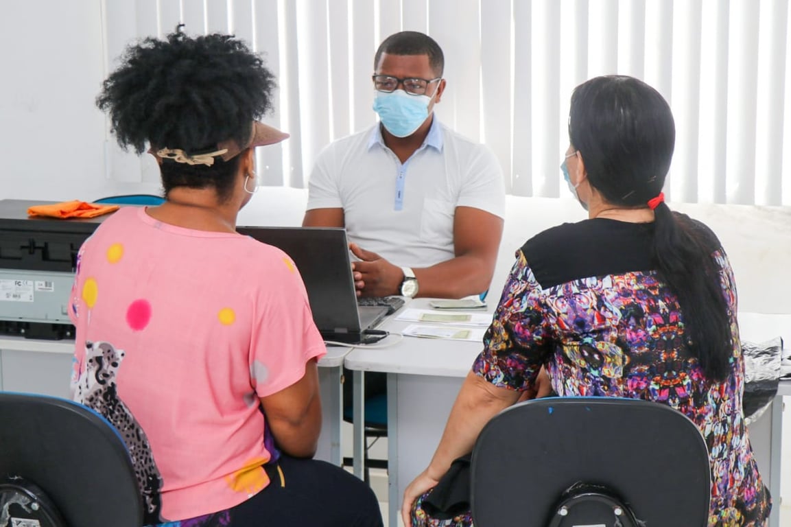Atendimento em unidade do CRAS, com profissional e usuárias em orientação social
