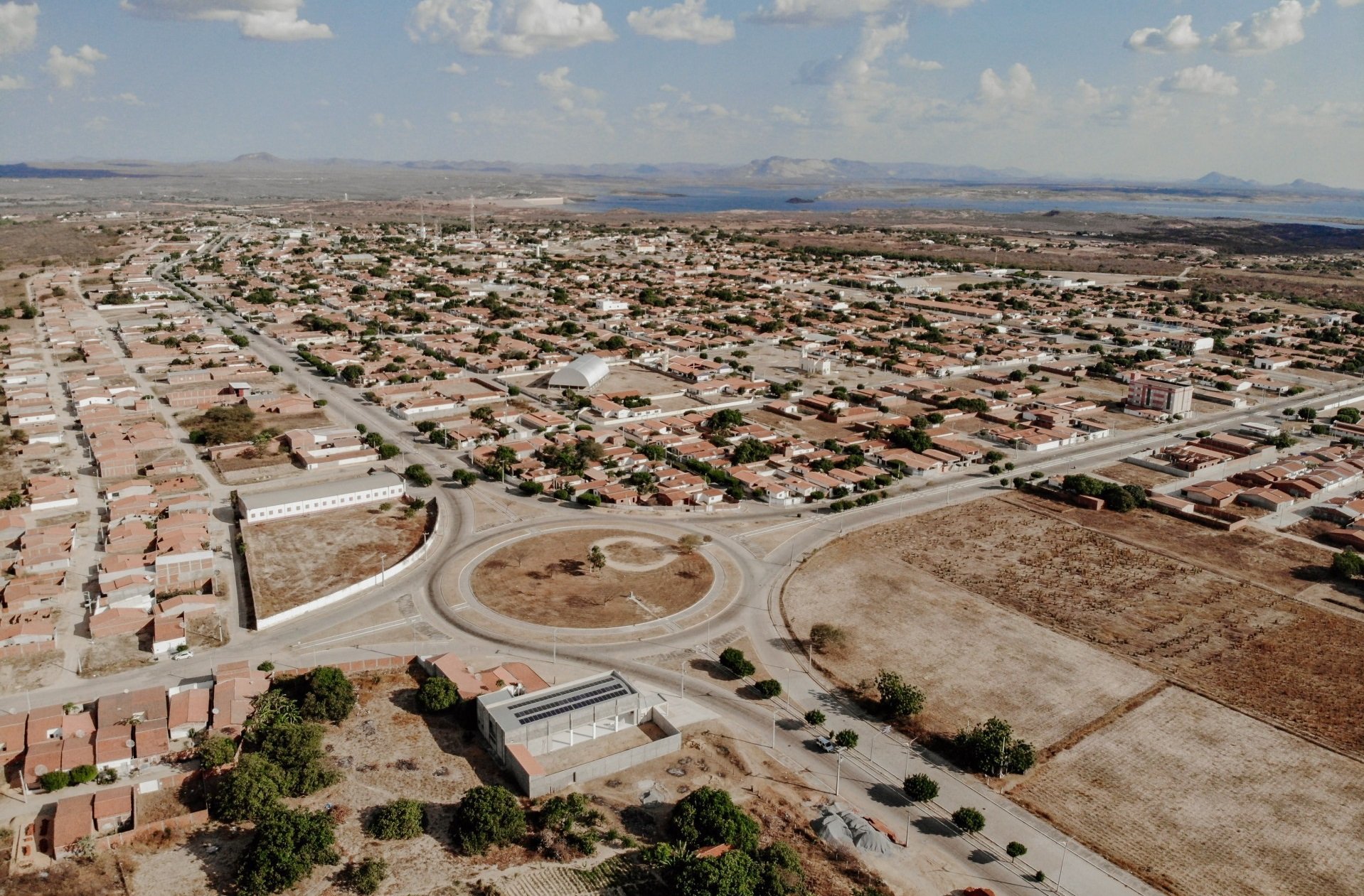 Paisagem urbana no Sertão Central, com área construída ao fundo