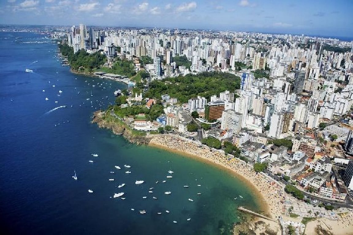Vista aérea de Salvador, Bahia, ao pôr do sol, com a Baía de Todos os Santos ao fundo