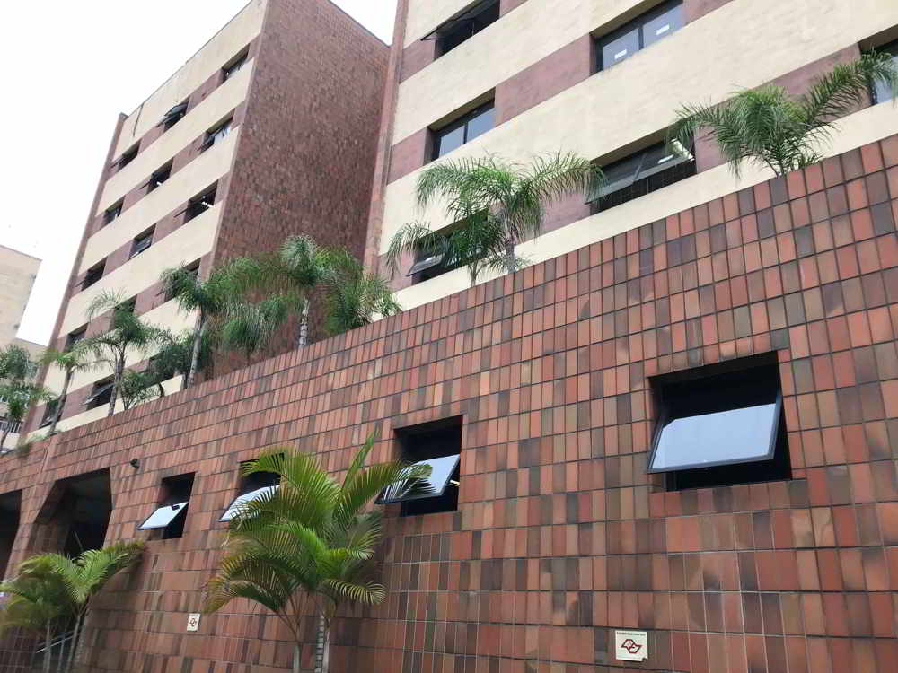 Fachada de prédio que representa um campus de tecnologia no Brasil