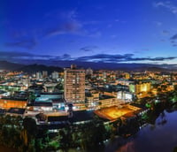 Vista panorâmica de Jaraguá do Sul, com o vale do rio Itapocu e morros da Mata Atlântica ao fundo