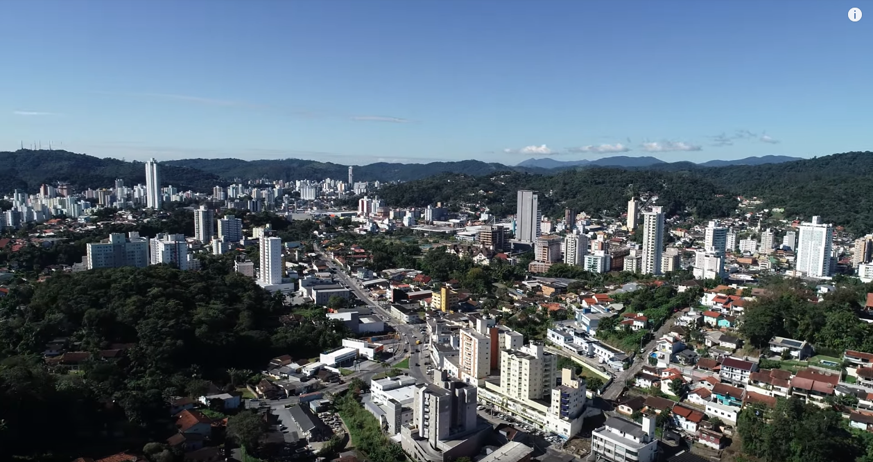 É uma imagem do post com o título Prefeitura de Riqueza SC abre concurso com 13 vagas e salários de até R$8.077