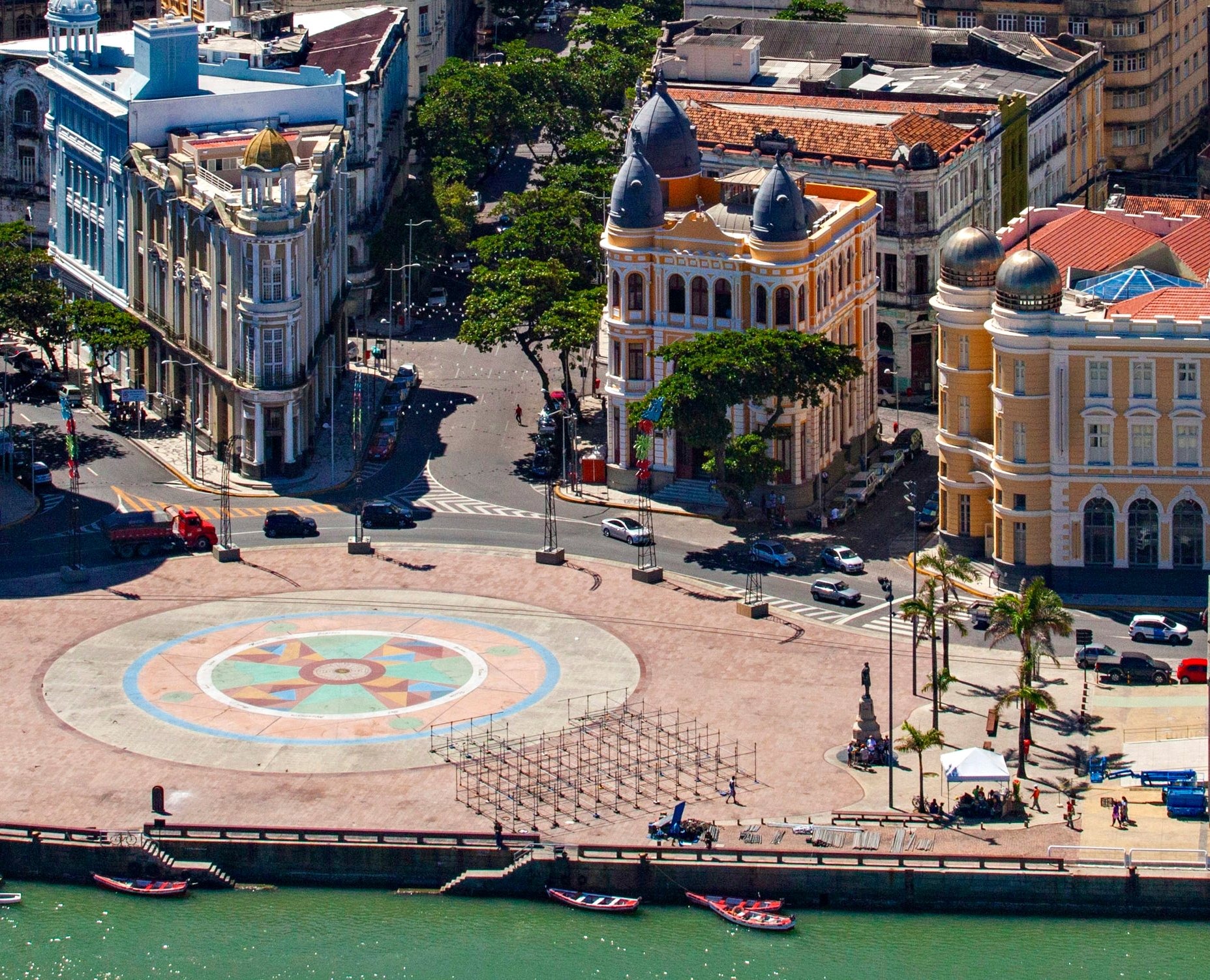 Vista aérea de Recife, com Marco Zero e Porto ao fundo