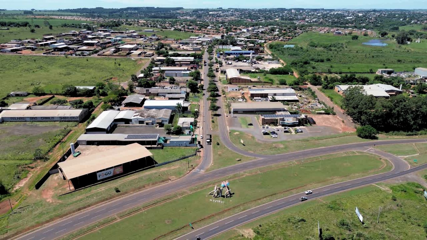 Vista aérea de Naviraí MS, com área urbana e vegetação ao redor