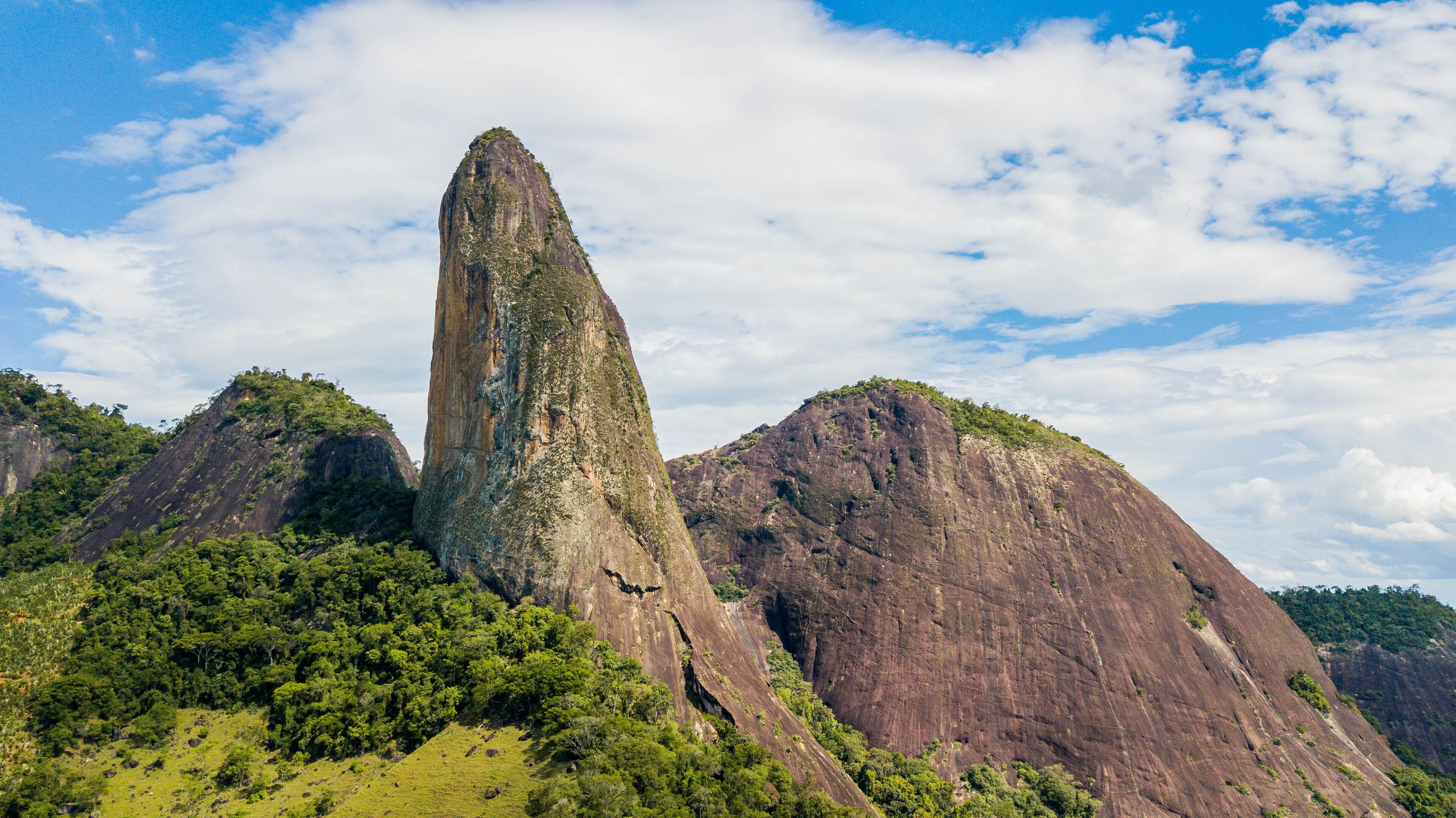 Paisagem natural com montanhas e vegetação na região de Cachoeiro de Itapemirim